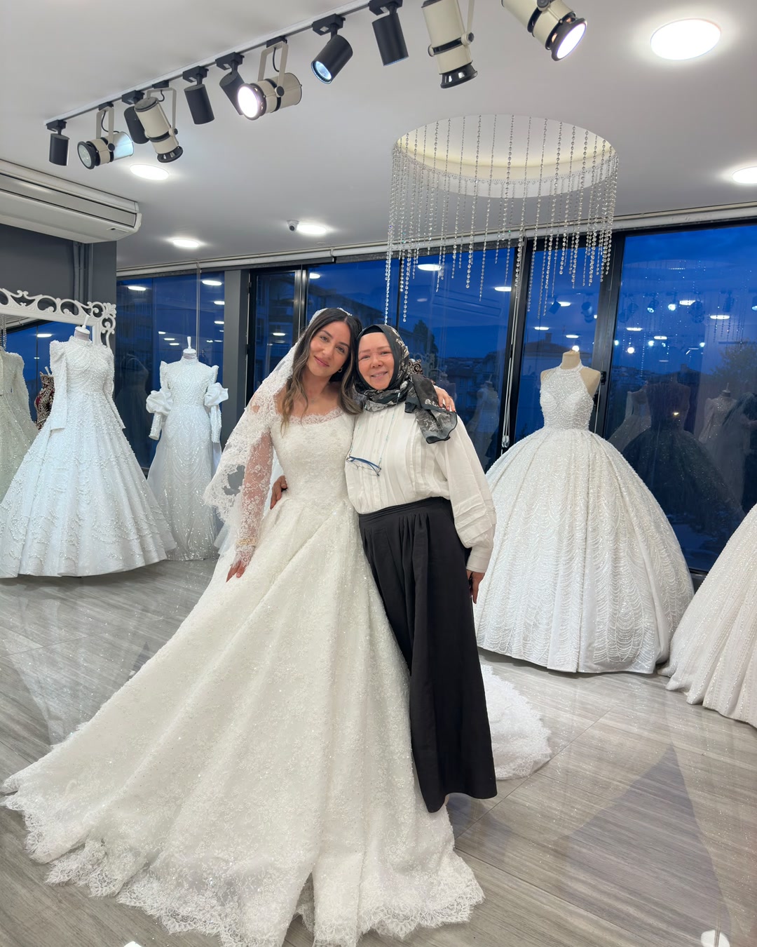 Leyla Güray ve gelinimiz — Lemoda Exclusive atölyesi